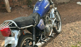 Motocicleta furtada há cerca de um ano é localizada em área de mata