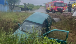Idoso sofre fratura exposta após carro sair da pista