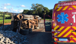 Caminhão tomba durante manobra e motorista fica ferido