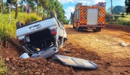 Capotamento deixa duas pessoas feridas na Linha Sede Peperi
