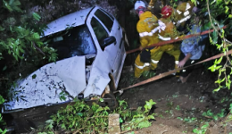 Motorista fica ferida após carro sair da pista e cair em ribanceira na BR-282