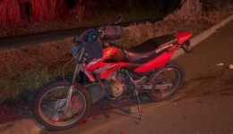 Entregador fica ferido ao sofrer queda de moto