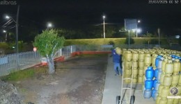 Criminoso furta cinco botijões de gás em distribuidora no centro