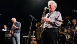 Dick Parry, saxofonista de clássicos do Pink Floyd, morre aos 83 anos