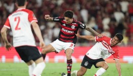Com golaço de Pedro, Flamengo vence Estudiantes e garante vaga nas oitavas de final da Libertadores