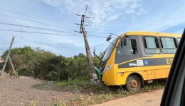 Colisão de ônibus escolar em poste de energia deixa grande parte da cidade sem luz