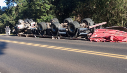 Carreta carregada com chapas de compensado tomba na BR-282