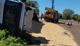 Caminhão capota, colide com carro e espalha carga na SC-283
