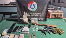 PM desarticula tráfico, apreende 62 gramas de cocaína, 703 gramas de maconha e mais de 8 mil reais