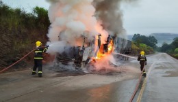 Carreta carregada com farinha de trigo pega fogo na SC-305