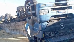 Caminhão capota na PRC-158 e motorista fica ferido