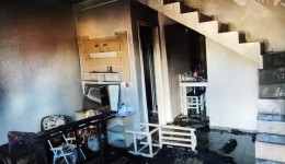 Homem é retirado à força de casa em chamas após se recusar a deixar o imóvel