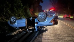 Camionete S10 sai da pista e capota na SC-157