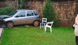 Veículo sai da pista e despenca em pátio de residência