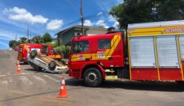 Colisão entre dois carros termina com veículo capotado, mas sem feridos