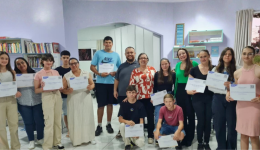 Entrega de certificados de cursos de informática celebra a qualificação profissional