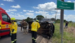 Carro capota e motorista escapa sem ferimentos graves