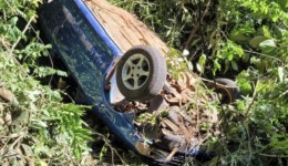 Capotamento de Gol em ribanceira deixa jovem de 18 anos ferida