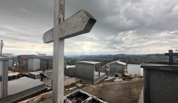 Prefeitura realiza limpeza no cemitério municipal e pede apoio da população
