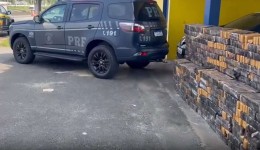 PRF apreende quase 1 tonelada de maconha escondida em carga de bolsas de futebol