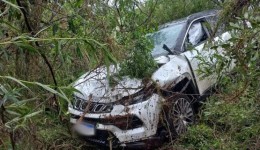 Três pessoas ficam feridas após carro sair da pista na PR-280