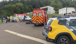 Colisão entre carro e moto deixa mulher ferida