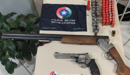 Homem é levado à delegacia após disparos contra residência matarem cão