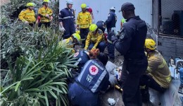 Resgate de motorista leva cerca de 5 horas após queda de caminhão em ribanceira