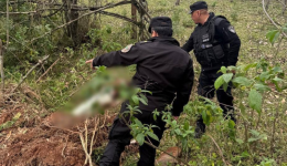 Mulher é encontrada morta e polícia investiga se crime ocorreu no Brasil