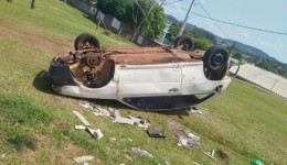 Moradores do bairro Sadia reclamam de veículo abandonado no pátio da associação