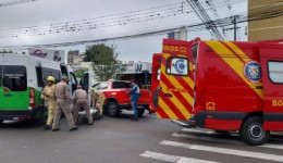 Três pessoas ficam feridas em colisão envolvendo ambulância e camionete