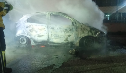 Veículo é destruído por incêndio durante a madrugada em Araquari