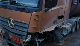 Colisão lateral entre caminhões-tanque mobiliza Bombeiros na BR-282
