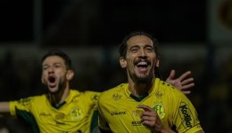 Com direito a "olé", Mirassol não dá chances ao Santos em vitória e dispara na tabela do Brasileirão