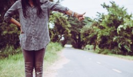 Menina caminha 7 km descalça e denuncia maus-tratos da mãe que acaba detida