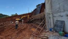 Trabalhadores são soterrados em obra e um fica em estado grave em SC