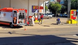 Colisão entre motocicleta e carro deixa homem ferido