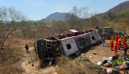 Acidente com 15 mortos: ônibus que capotou em Alagoras era de transporte clandestino