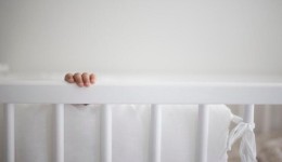 MP abre investigação após bebê de 5 meses cair de trocador em creche e fraturar o crânio