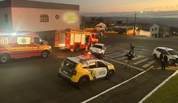 Colisão entre dois carros mobiliza bombeiros e SAMU