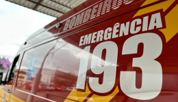 Acidente envolvendo carro e moto mobiliza bombeiros