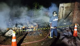 Após residência pegar fogo, mulher de 59 anos morre carbonizada em Capitão Leônidas Marques