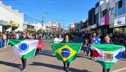 Desfile de 7 de Setembro reúne grande público e celebra 204 anos da Independência do Brasil