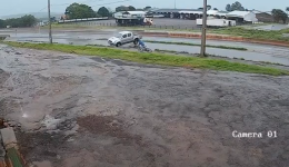 Caminhonete capota várias vezes após aquaplanagem e por pouco não atinge ciclista na BR-163