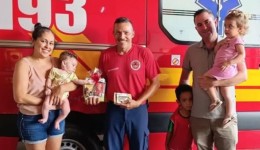 Bebê de 4 meses é salvo após engasgamento e família agradece bombeiros
