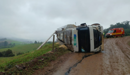 Caminhão capota no interior de Itapiranga e motorista sofre ferimentos leves