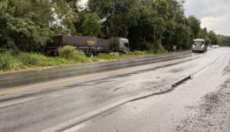 Carreta sai da pista, roda na BR-282 e colide contra árvores