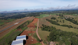 Parceria entre Prefeitura e Governo do Estado garante 7 quilômetros de asfalto entre o Bairro Aeroporto e a Linha Campinho