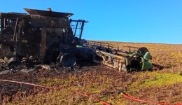 Colheitadeira pega fogo em propriedade no interior