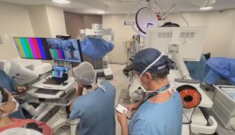 Médico brasileiro na China opera paciente em Porto Alegre com robô